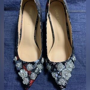 Sequin front pointed toe & floral pump